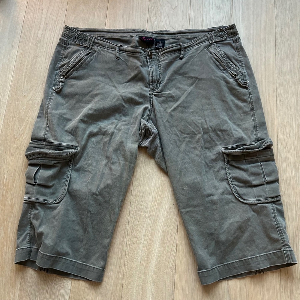 Torrid Maternity Cargo Capri Pants Womens 22 Embroidered Stretch Utility Crop‎